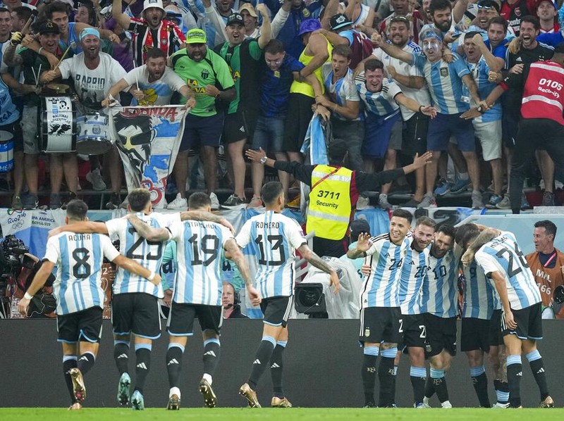 Argentina dan Belanda akan 'berduel' di perempatfinal Piala Dunia 2022. Argentina lolos setelah mengalahkan Australia, sementara Belanda menaklukkan AS.