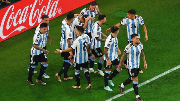 Soccer Football - FIFA World Cup Qatar 2022 - Round of 16 - Argentina v Australia - Ahmad bin Ali Stadium, Al Rayyan, Qatar - December 3, 2022 Argentina's Julian Alvarez celebrates scoring their second goal with teammates REUTERS/Fabrizio Bensch