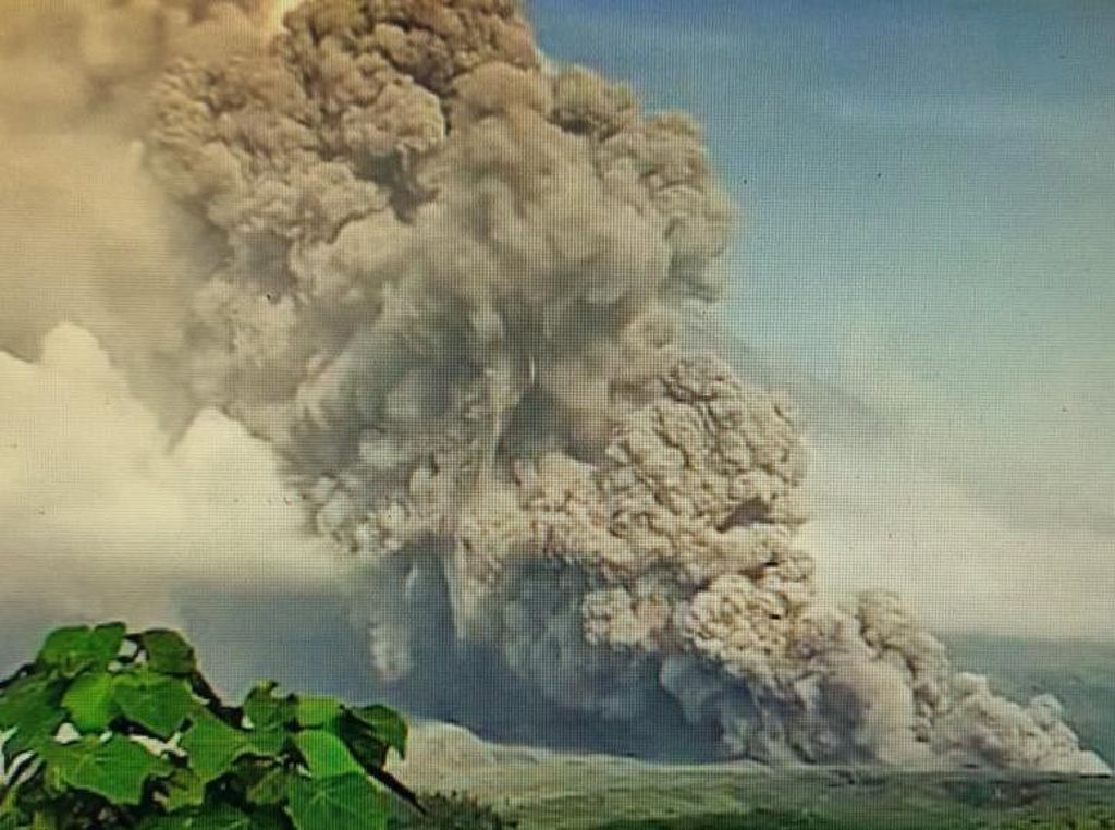 Gunung Semeru Muntahkan Awan Panas, Netizen Ramai-ramai Kirim Doa