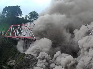 Awan Panas Gunung Semeru Terjang Jembatan Gladak Perak