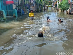 Kala Banjir Jadi Arena Bermain Anak di Dayeuhkolot Bandung
