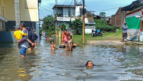 Potret Anak-anak Asyik Bermain Banjir di Dayeuhkolot Bandung