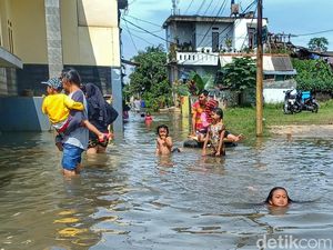 Potret Anak-anak Asyik Bermain Banjir di Dayeuhkolot Bandung