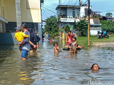 Potret Anak-anak Asyik Bermain Banjir di Dayeuhkolot Bandung