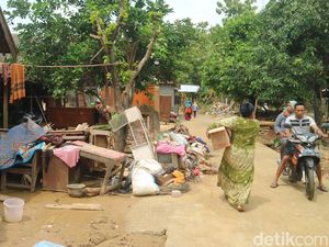 Rumah Hancur Disapu Banjir, Warga Godo Pati Bertahan di Pengungsian