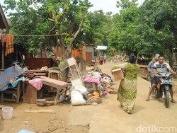 Rumah Hancur Disapu Banjir, Warga Godo Pati Bertahan di Pengungsian