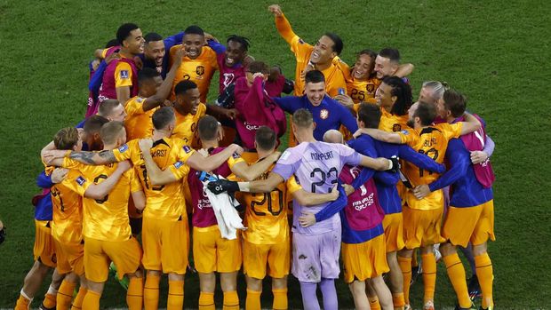 Soccer Football - FIFA World Cup Qatar 2022 - Round of 16 - Netherlands v United States - Khalifa International Stadium, Doha, Qatar - December 3, 2022 Netherlands' players celebrate after the match as Netherlands progress to the quarter finals REUTERS/Peter Cziborra