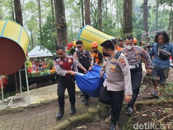 Bus Pariwisata Semeru Bawa 1 RT Asal Semarang Masuk Jurang di Magetan