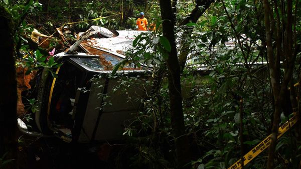 Begini Kondisi Bus Pariwisata yang Masuk Jurang di Magetan