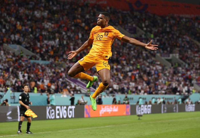 DOHA, QATAR - DECEMBER 03: Denzel Dumfries of Netherlands celebrates after scoring the teams third goal during the FIFA World Cup Qatar 2022 Round of 16 match between Netherlands and USA at Khalifa International Stadium on December 03, 2022 in Doha, Qatar. (Photo by Richard Heathcote/Getty Images)