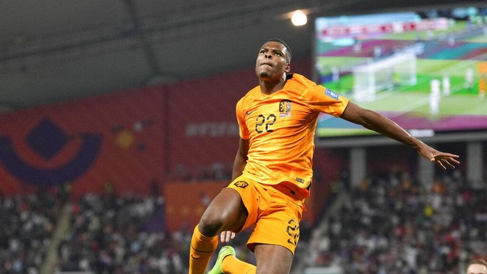 Denzel Dumfries of the Netherlands celebrates scoring his sides 3rd goal during the World Cup round of 16 soccer match between the Netherlands and the United States, at the Khalifa International Stadium in Doha, Qatar, Saturday, Dec. 3, 2022. (AP Photo/Ashley Landis)