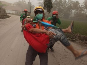 1.979 Warga Terdampak Erupsi Gunung Semeru Mengungsi 1.979 Warga Terdampak Erupsi Gunung Semeru Mengungsi
