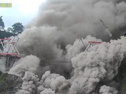 Video Penampakan Gunung Semeru Muntahkan Awan Panas Sejauh 7 Km