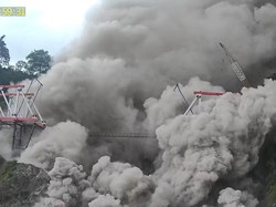 Video Penampakan Gunung Semeru Muntahkan Awan Panas Sejauh 7 Km