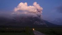 Penampakan Awan Panas yang Dimuntahkan Gunung Semeru
