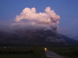 Penampakan Awan Panas yang Dimuntahkan Gunung Semeru