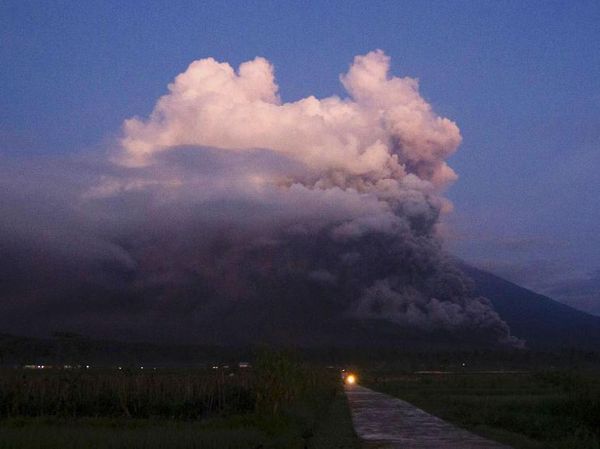 Penampakan Awan Panas yang Dimuntahkan Gunung Semeru