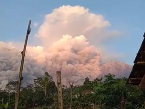 Ribuan Warga Dua Dusun Desa Supit Urang Lumajang Mengungsi di 3 Titik