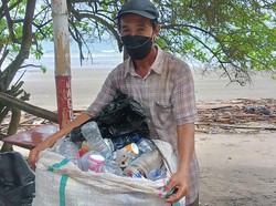 Kisah Pemungut Sampah di Kuta, Hijrah ke Bali Berharap Dapat Cuan