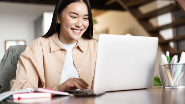 Ilustrasi perempuan senang bekerja/Foto: Freepik/benzoix