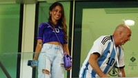 Senyum ceria mengembang dari bibir istri Messi usai Argentina mengalahkan Australia dengan skor 2-1. Reuters/Molly Darlington.