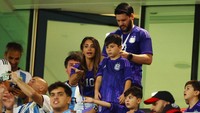 Tidak hanya saat melawan Australia, sebelumnya Antonela Roccuzzo juga hadir langsung saat Argentina melawan Meksiko pada Minggu (27/11/2022). Reuters/Molly Darlington.