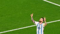 Dalam pertandingan ini, Lionel Messi turut menyumbangkan satu gol untuk Argentina. Reuters/Paul Childs.