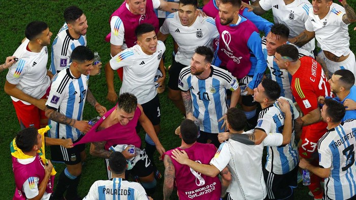 Messi dkk berhasil mengalahkan Australia di Ahmaed bin Ali Stadium, Minggu (4/12/2022). Kemanangan itu disaksikan langsung oleh istri Messi, Antonela Roccuzzo.
