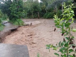 Akses Jalan di Polman Putus Diterjang Banjir, 2 Dusun Terisolir Akses Jalan di Polman Putus Diterjang Banjir, 2 Dusun Terisolir
