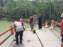 Jembatan Antardesa di Pacitan Putus Saat Diperbaiki, 2 Orang Terluka