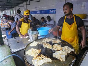 Kacau! Pelanggan Ini Muntaber Setelah Makan Roti Prata di Warung Kotor