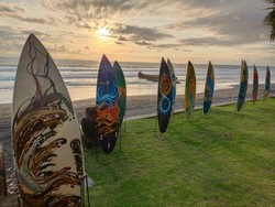 Lewat Lukisan di Atas Papan Surfing, Oka Astawa Sorot Sampah di Pantai Bali