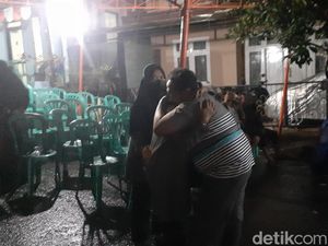 Tangis Haru Sambut Rombongan Selamat Usai 7 Orang Tewas di Sarangan Tangis Haru Sambut Rombongan Selamat Usai 7 Orang Tewas di Sarangan