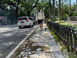 Trotoar di Jalan Ciliwung Bandung Rusak