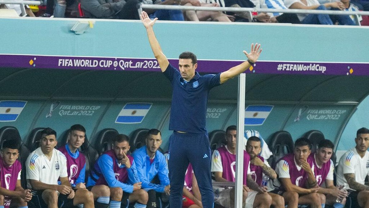 Lionel Scaloni saat memandu anak asuhnya melawan Australia. (Foto: AP/Jorge Saenz)