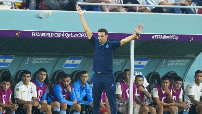 Argentinas head coach Lionel Scaloni gestures during the World Cup round of 16 soccer match between Argentina and Australia at the Ahmad Bin Ali Stadium in Doha, Qatar, Saturday, Dec. 3, 2022. (AP Photo/Jorge Saenz)