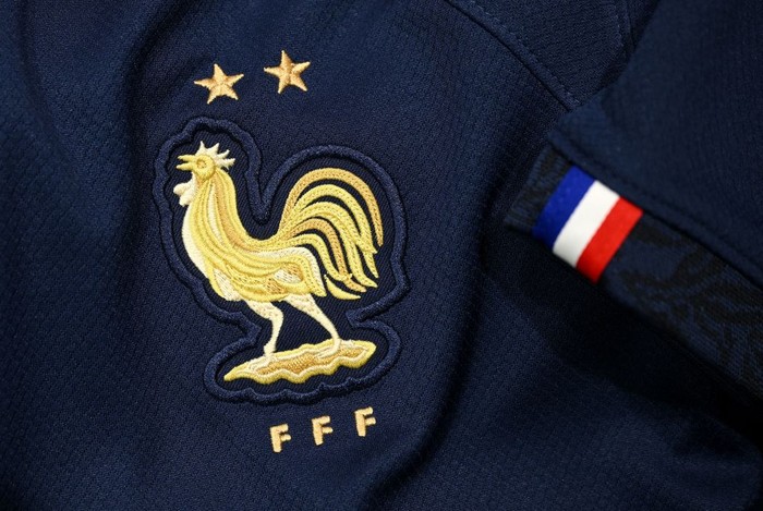 Logo Timnas Prancis A picture taken on November 8, 2022 in Paris, shows the logo on a jersey of the France national football team for the Football FIFA World Cup 2022 in Qatar. (Photo by FRANCK FIFE / AFP) (Photo by FRANCK FIFE/AFP via Getty Images)