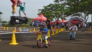 Anak-anak Adu Cepat Balap Sepeda Dorong di Serang