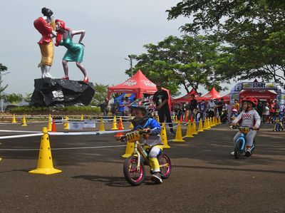 Anak-anak Adu Cepat Balap Sepeda Dorong di Serang