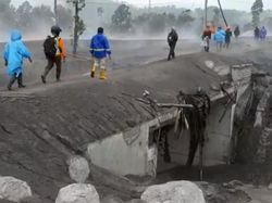 Jembatan-Sejumlah Rumah Warga di Lumajang Tertimbun Awan Panas Semeru