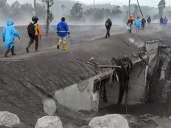 Jembatan-Sejumlah Rumah Warga di Lumajang Tertimbun Awan Panas Semeru