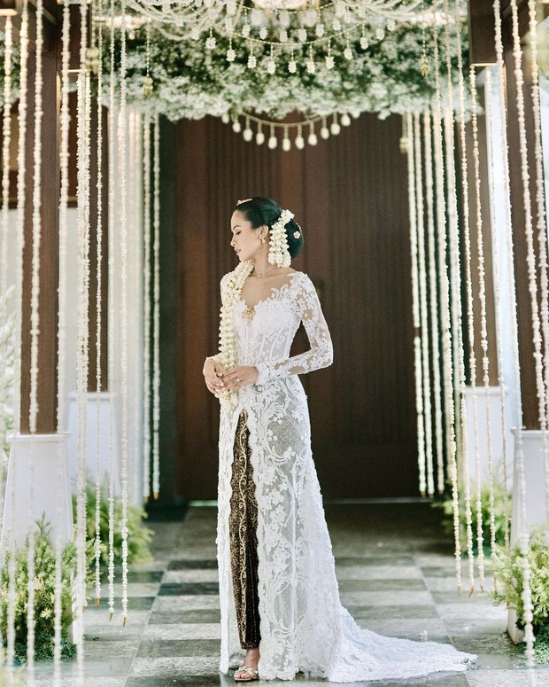 Melihat Kembali Gaya Kebaya Kakak-Adik Maudy Ayunda dan Amanda