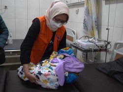 Momen Wabup Lumajang Evakuasi Bayi Korban Hujan Abu Semeru