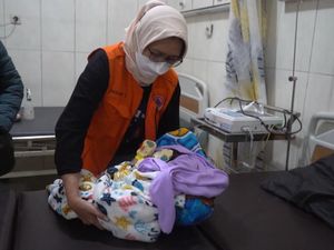 Momen Wabup Lumajang Evakuasi Bayi Korban Hujan Abu Semeru Momen Wabup Lumajang Evakuasi Bayi Korban Hujan Abu Semeru