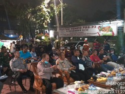 Polsek Pesanggrahan Gelar Nobar Piala Dunia sambil Kampanye Anti-tawuran