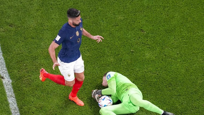 Polands goalkeeper Wojciech Szczesny, right, catches a ball next to Frances Olivier Giroud during the World Cup round of 16 soccer match between France and Poland, at the Al Thumama Stadium in Doha, Qatar, Sunday, Dec. 4, 2022. (AP Photo/Thanassis Stavrakis)