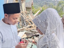 Kisah Pasangan Korban Gempa Cianjur Menikah di Tengah Reruntuhan