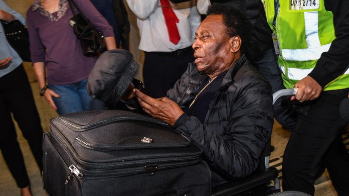 TOPSHOT - Brazilian football great Edson Arantes do Nascimento, known as Pele, arrives at Guarulhos International Airport, in Guarulhos some 25km from Sao Paulo, Brazil, on April 9, 2019. (Photo by NELSON ALMEIDA / AFP) (Photo by NELSON ALMEIDA/AFP via Getty Images)