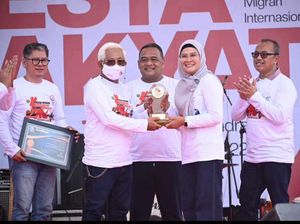 Beri Layanan Prima ke PMI, Bupati Indramayu Raih Aspataki Awards 2022