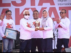 Beri Layanan Prima ke PMI, Bupati Indramayu Raih Aspataki Awards 2022